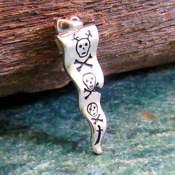 Solid 925 Sterling Silver Skull & Crossbones Francis Drake Pirate Flag Pendant - Picture 1 of 9